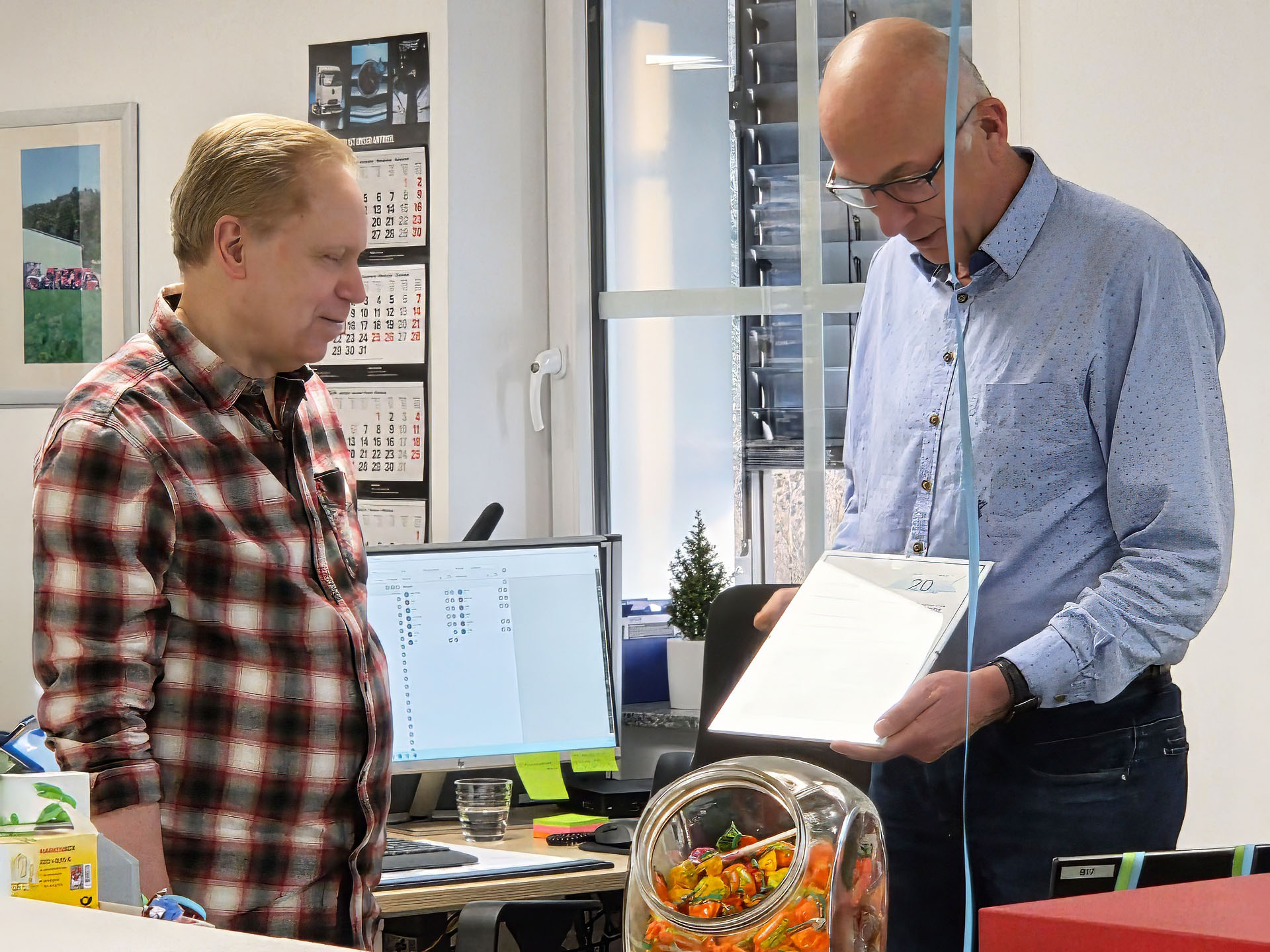 Übergabe einer Urkunde als Dank für 20 Jahre Mitarbeit.