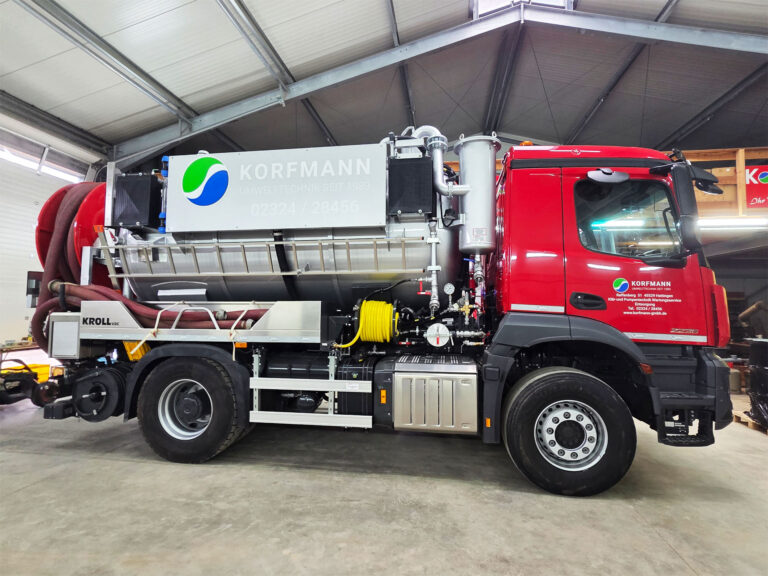Saugwagen von Korfmann Umwelttechnik in Seitenansicht in der Werkhalle