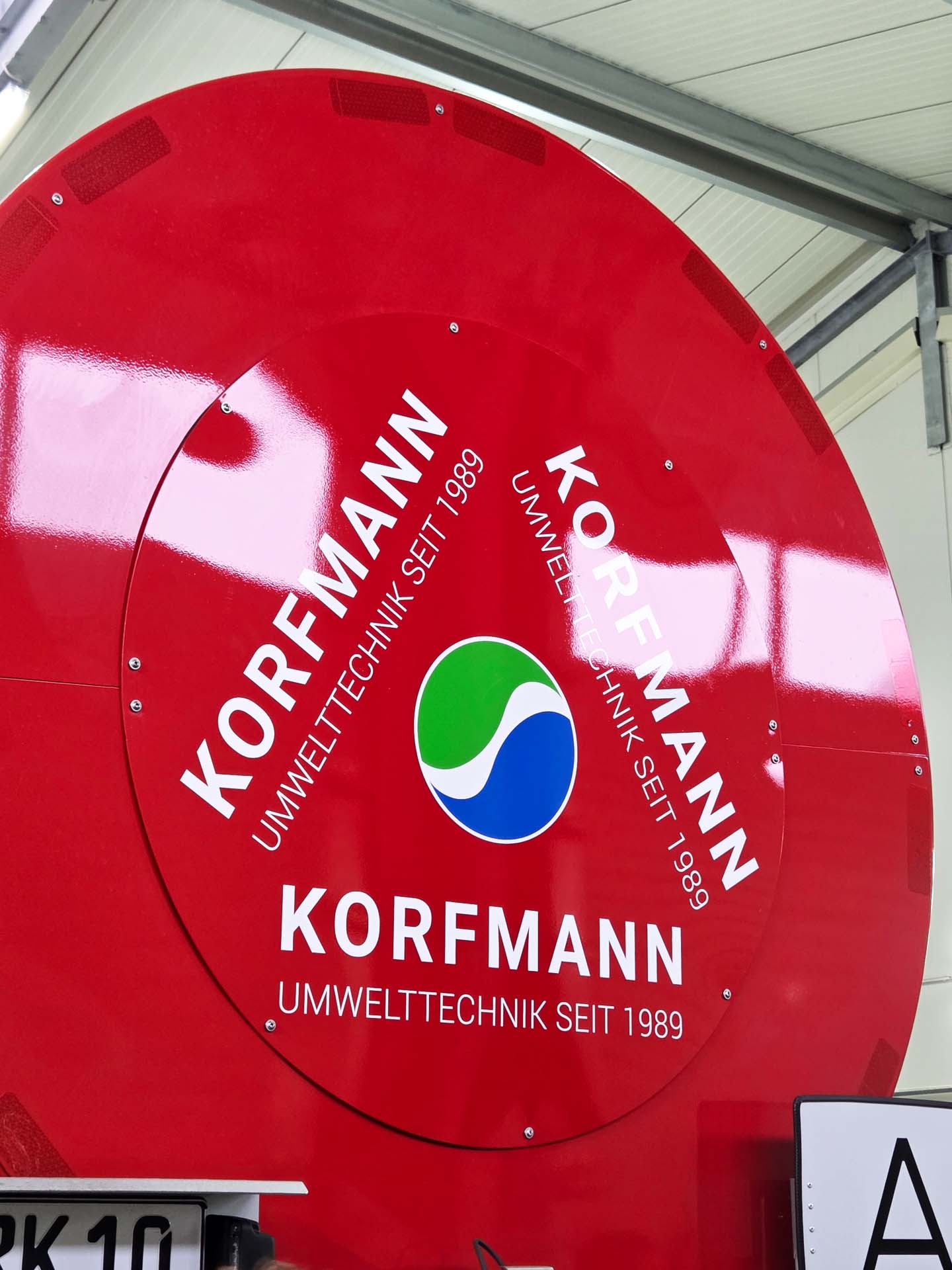 Detailansicht des roten Fahrzeughecks mit Korfmann Logo