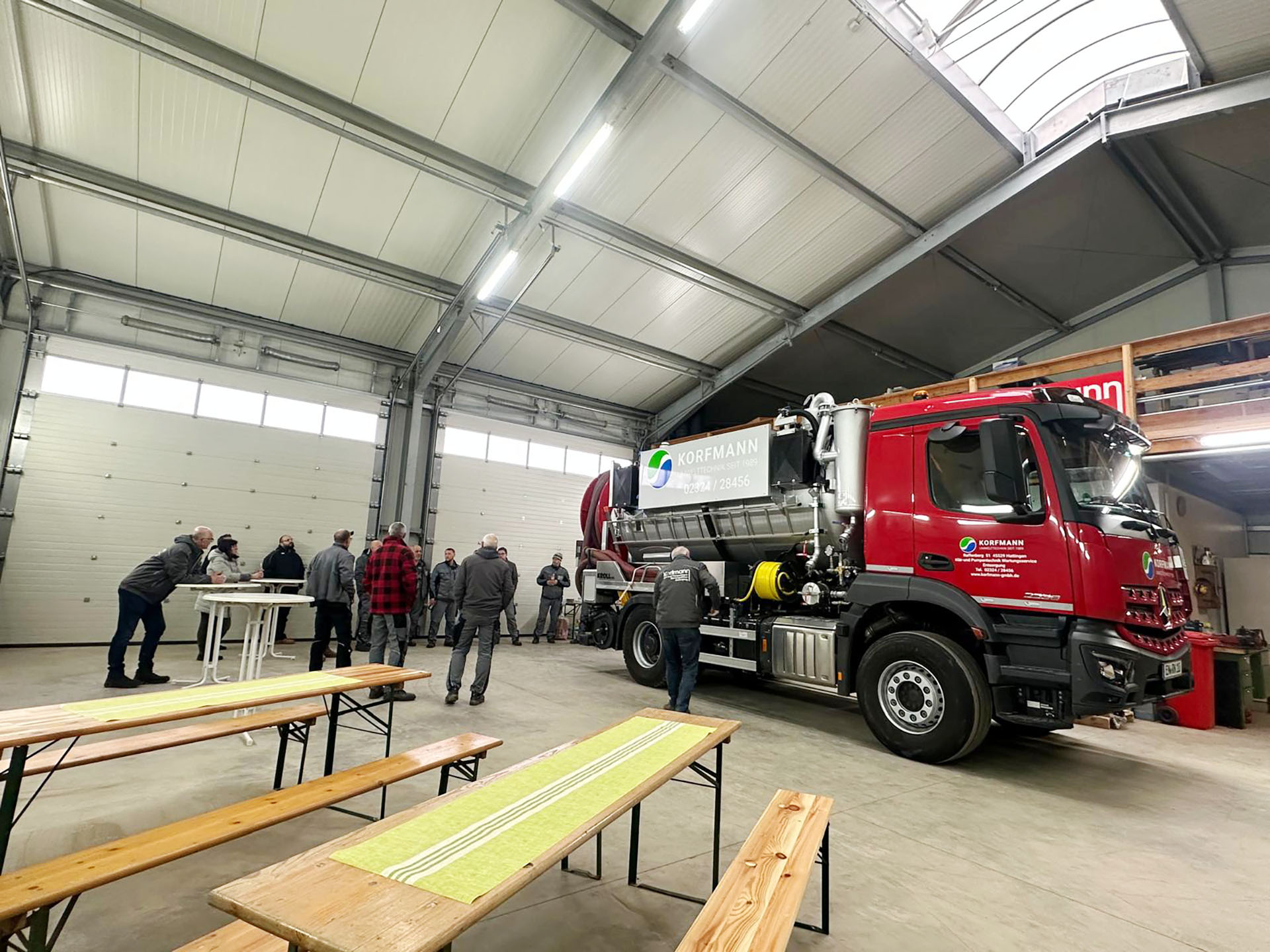 Korfmann Saugwagen bei einer Vorführung in der Werkhalle