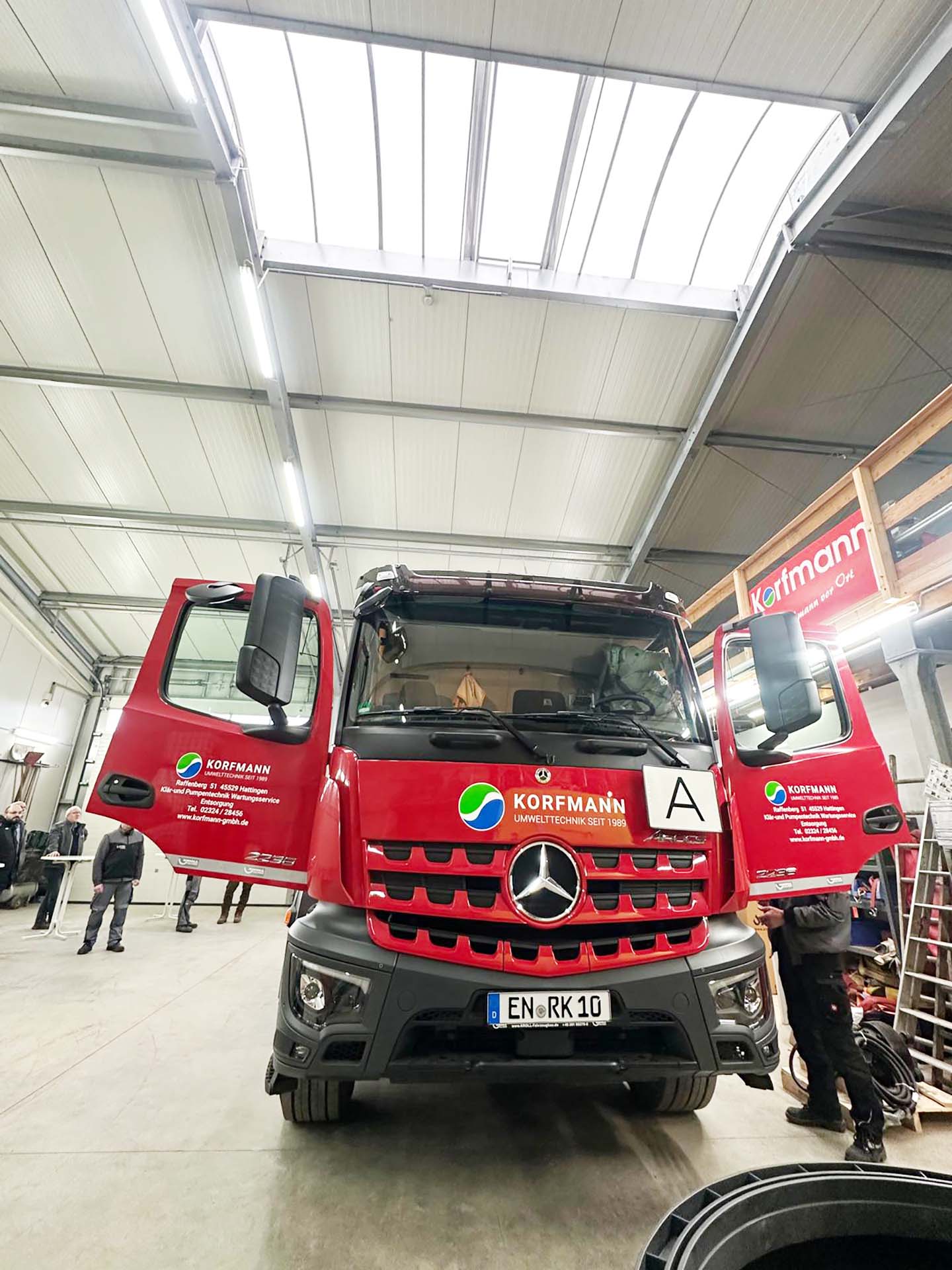 Frontansicht eines Korfmann Saugwagens mit geöffneten Türen in der Halle